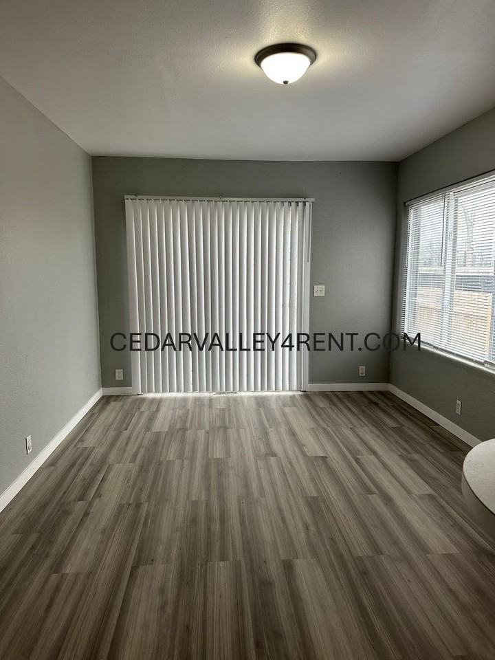 1821 Forest Ave - Photo 3 of 8