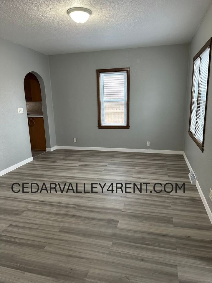 1821 Forest Ave - Photo 4 of 8