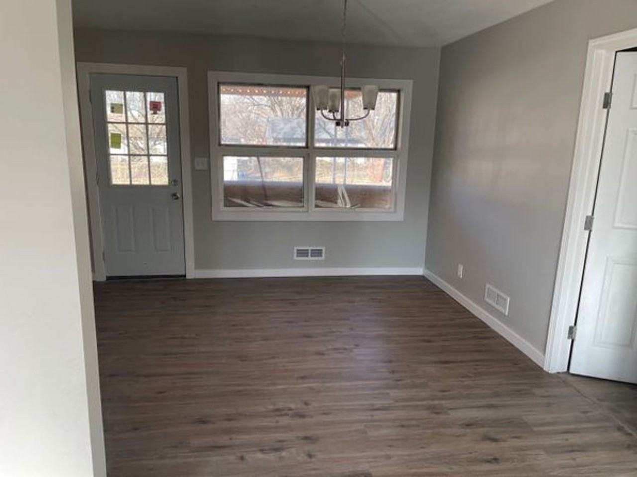 10910 Ewing Ave - Photo 3 of 10