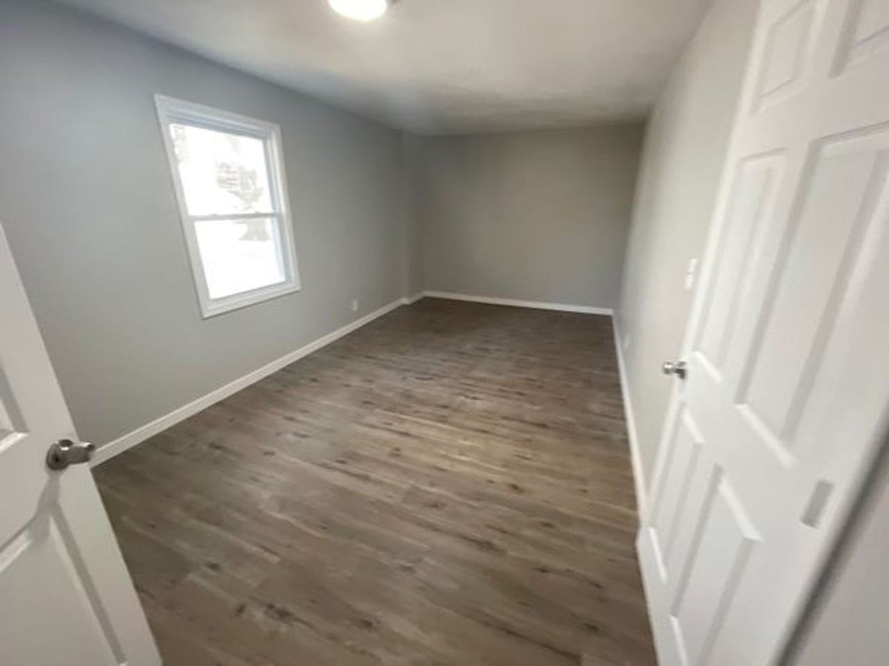 10910 Ewing Ave - Photo 4 of 10