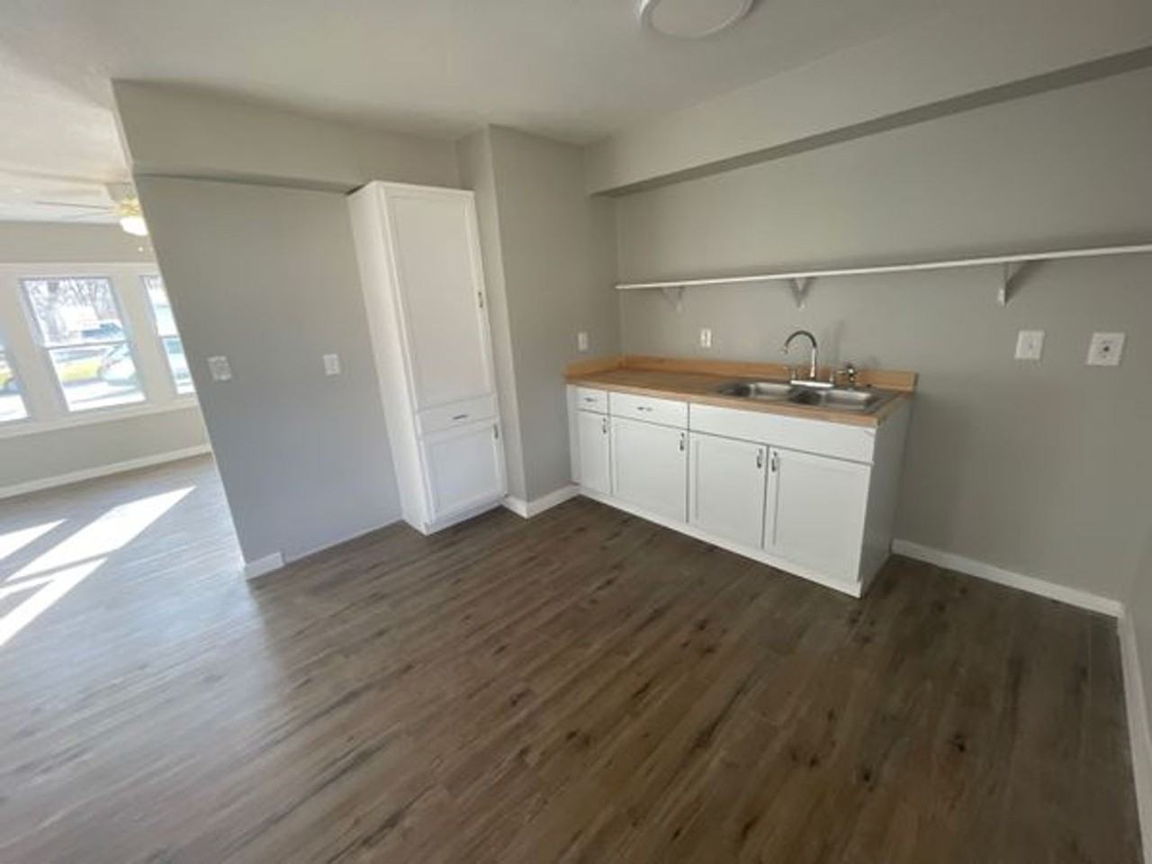 10910 Ewing Ave - Photo 7 of 10