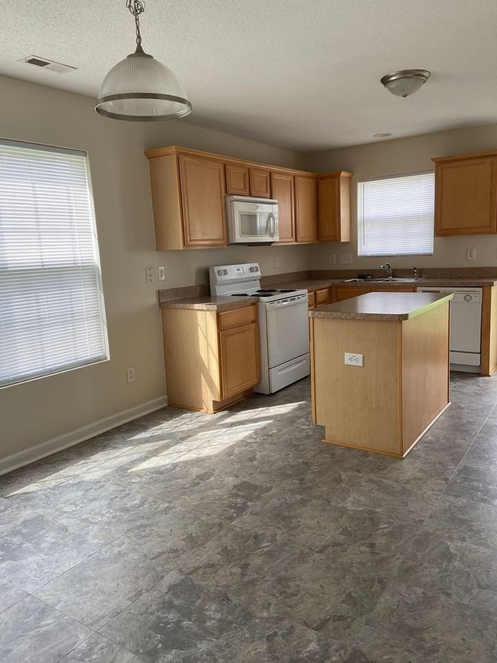 7741 Oliver Park Dr - Photo 3 of 8