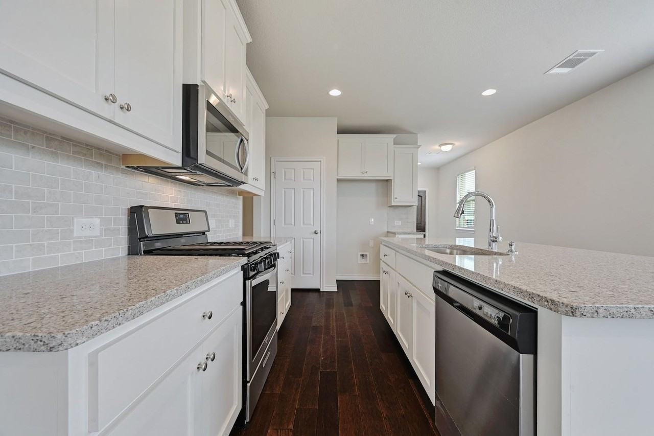 174 Silktassel Way - Photo 4 of 20