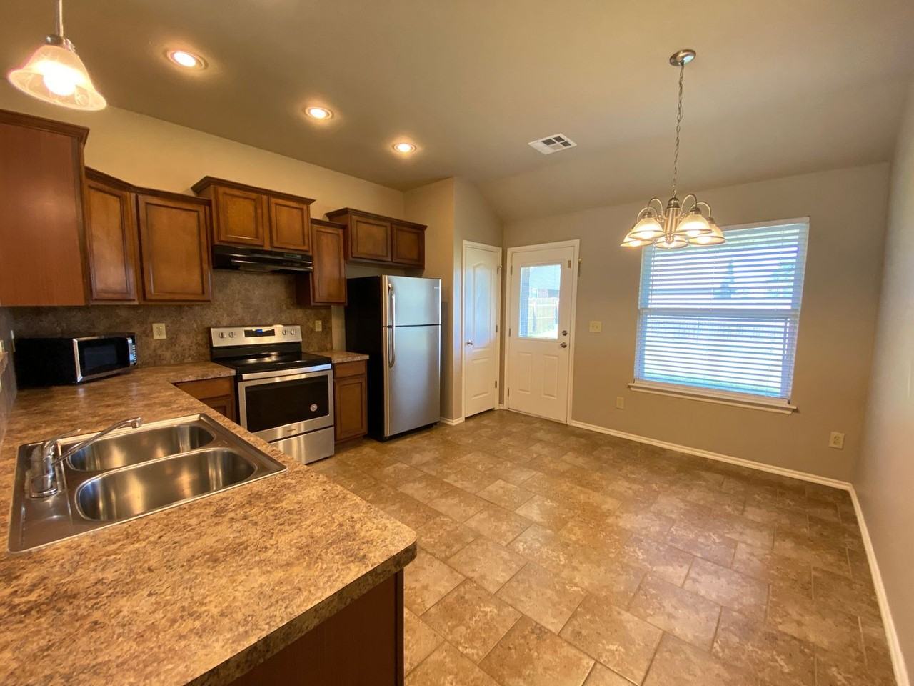 13645 Bradbury Ln - Photo 4 of 17