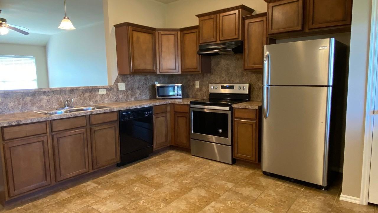 13645 Bradbury Ln - Photo 5 of 17