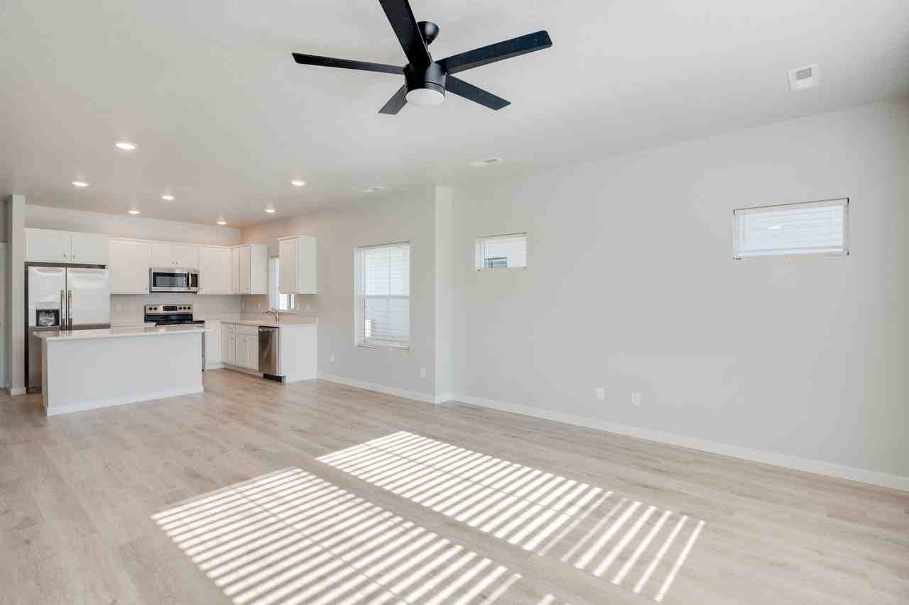 320 S Baraya Way - Photo 4 of 24