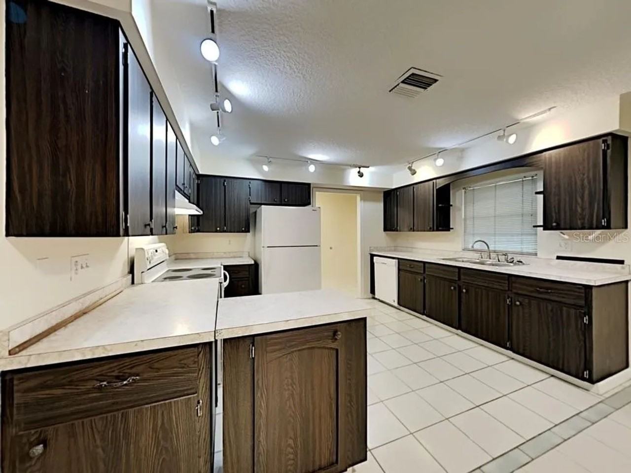 700 N Hawley St - Photo 2 of 5