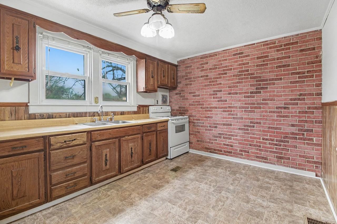 102 Fairfield St - Photo 2 of 24