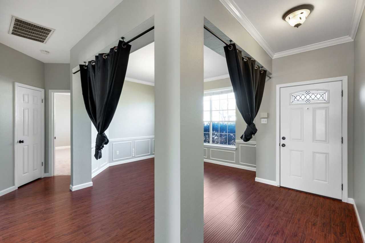 1135 Disraeli Cir - Photo 4 of 30