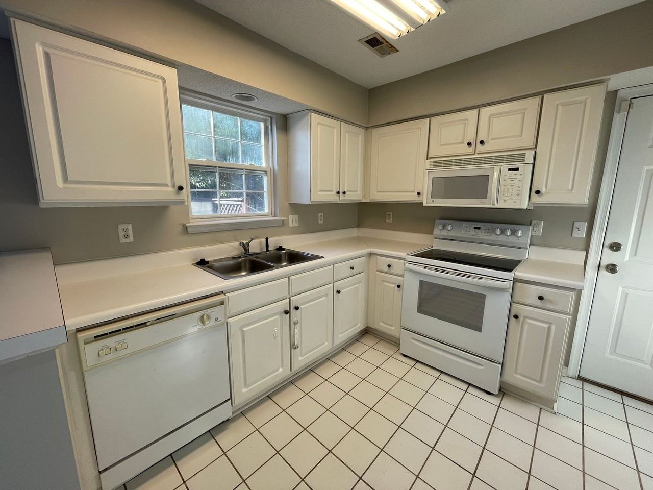 7806 Fern Hollow Dr - Photo 7 of 39