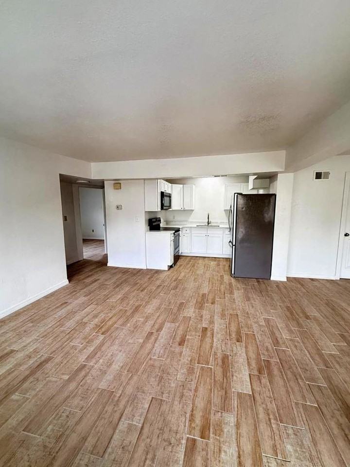 1729 Bush Ave - Photo 3 of 16