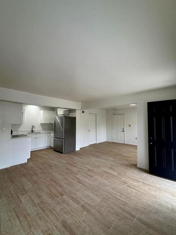 1729 Bush Ave - Photo 4 of 16