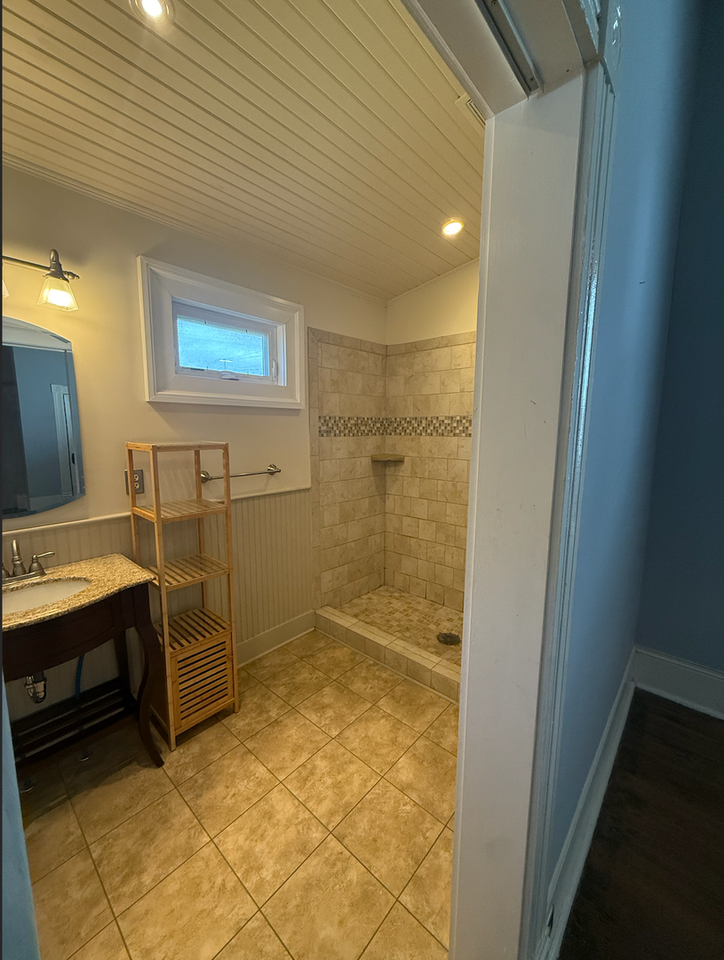 1119 College St - Photo 5 of 24