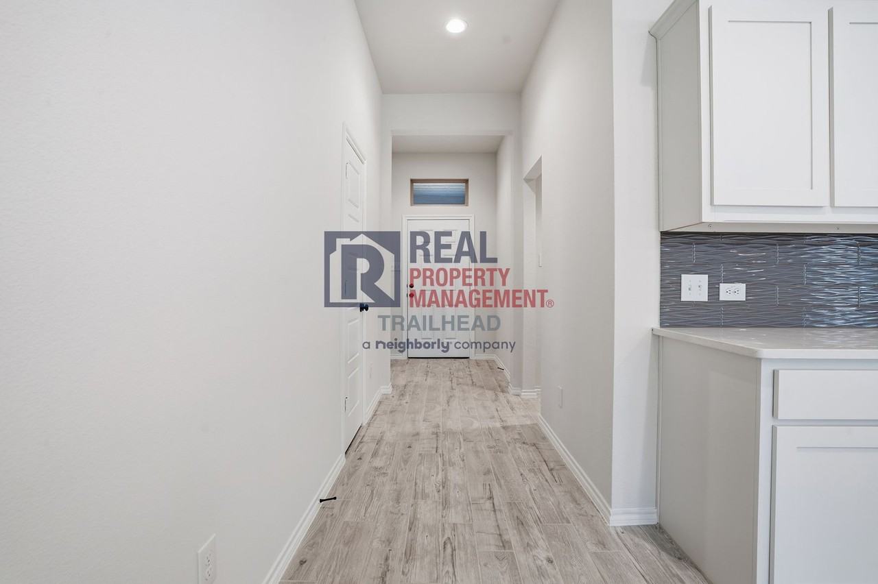 1907 Seminole Dr - Photo 7 of 32