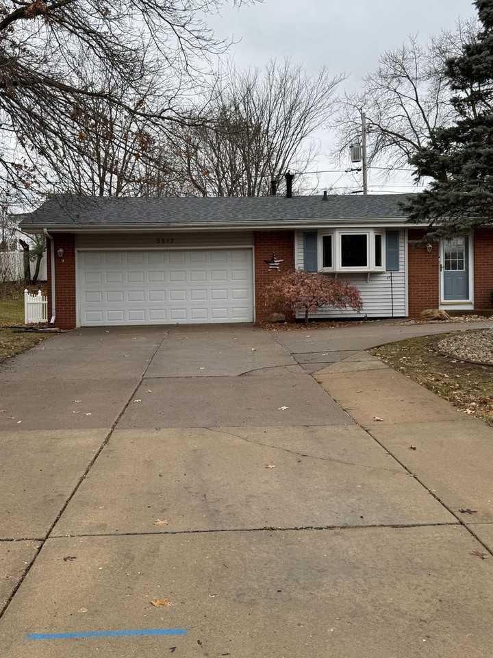 5517 N Stephen Dr - Photo 2 of 15