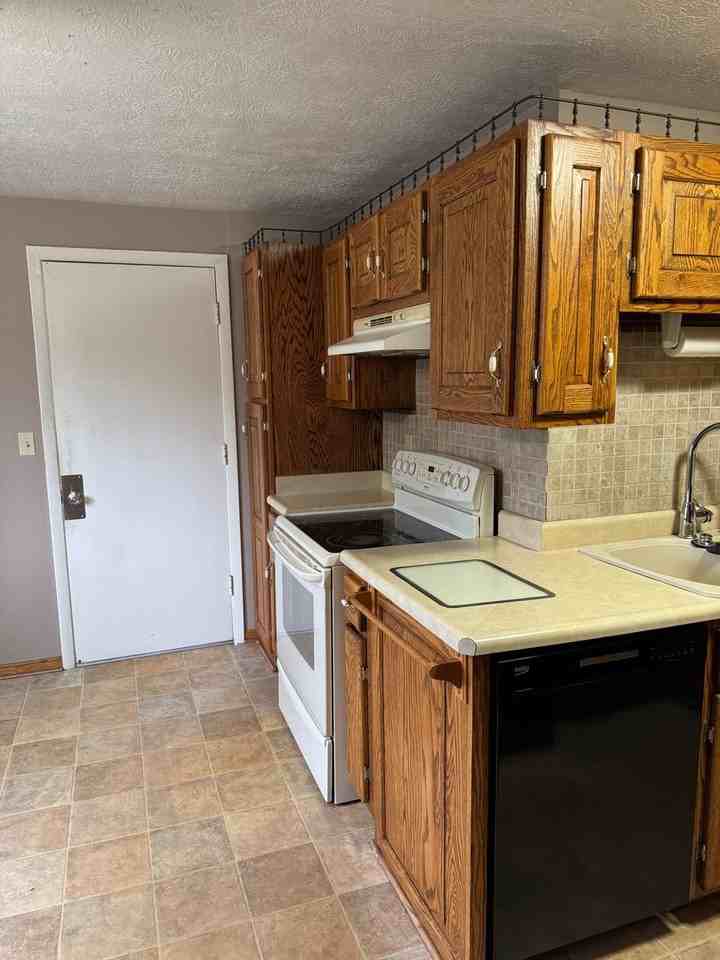 5517 N Stephen Dr - Photo 5 of 15