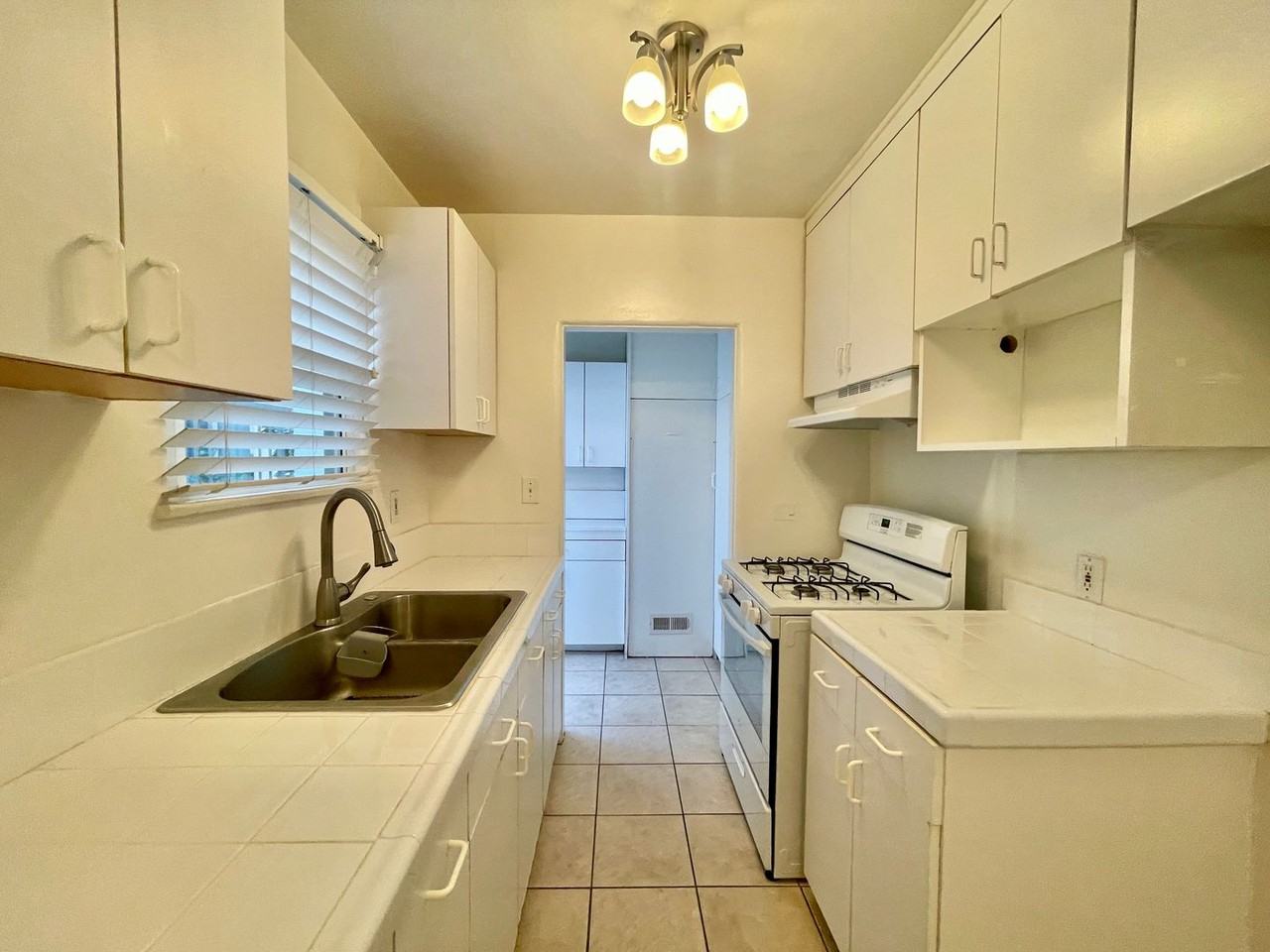 237 E Burbank Blvd #A - Photo 4 of 11