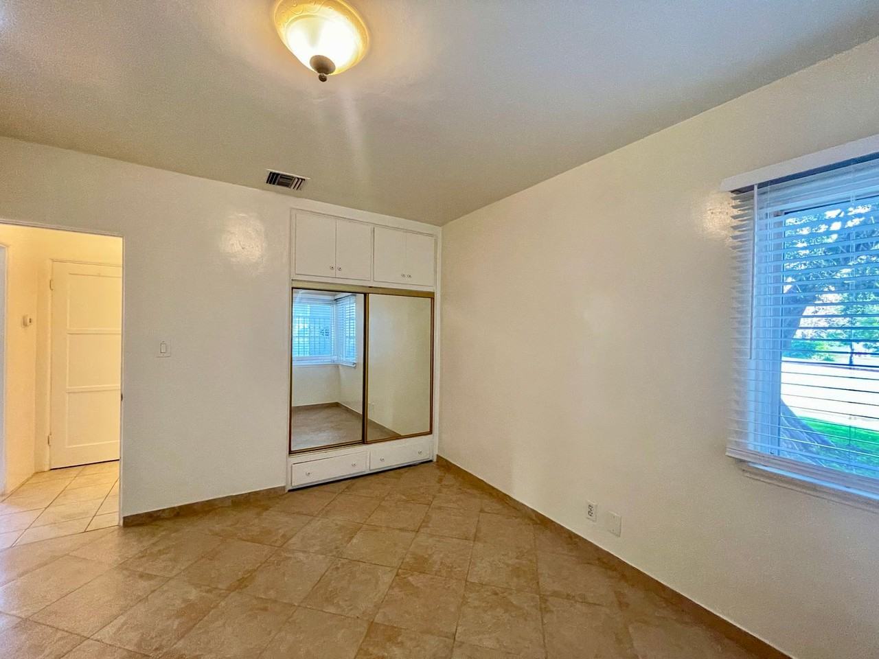 237 E Burbank Blvd #A - Photo 7 of 11