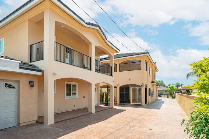 3848 Brookline Ave - Photo 3 of 38