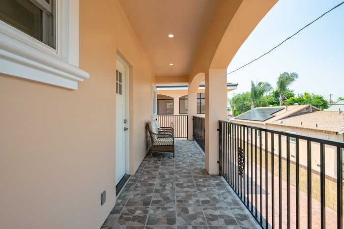 3848 Brookline Ave - Photo 5 of 38