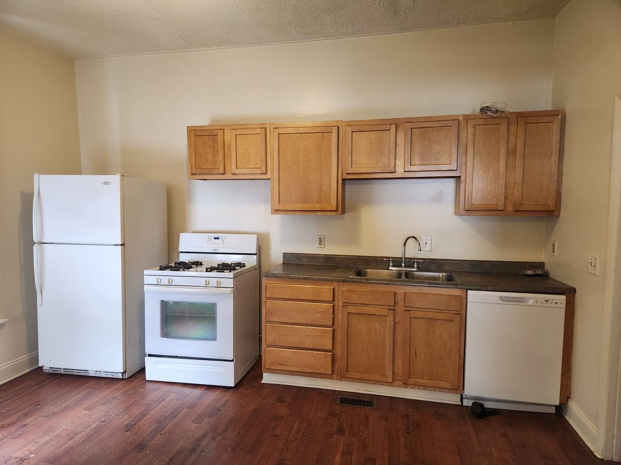 410 Graves St #1 - Photo 5 of 17