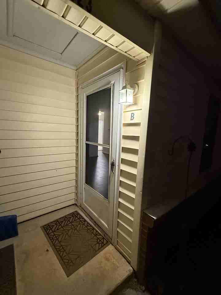 1423 Ramsgate Ln #B - Photo 2 of 18