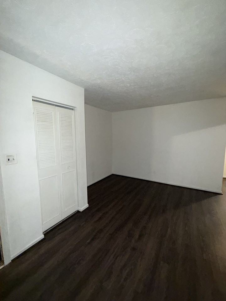 1423 Ramsgate Ln #B - Photo 4 of 18