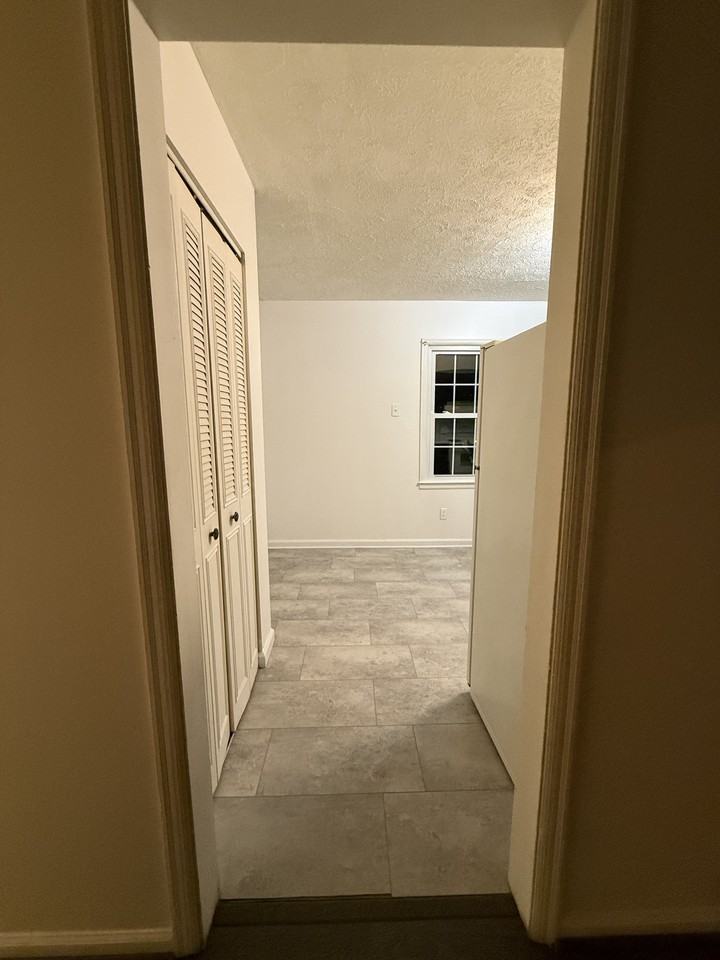 1423 Ramsgate Ln #B - Photo 6 of 18