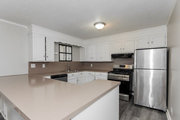 906 N Broad St - Photo 5 of 11