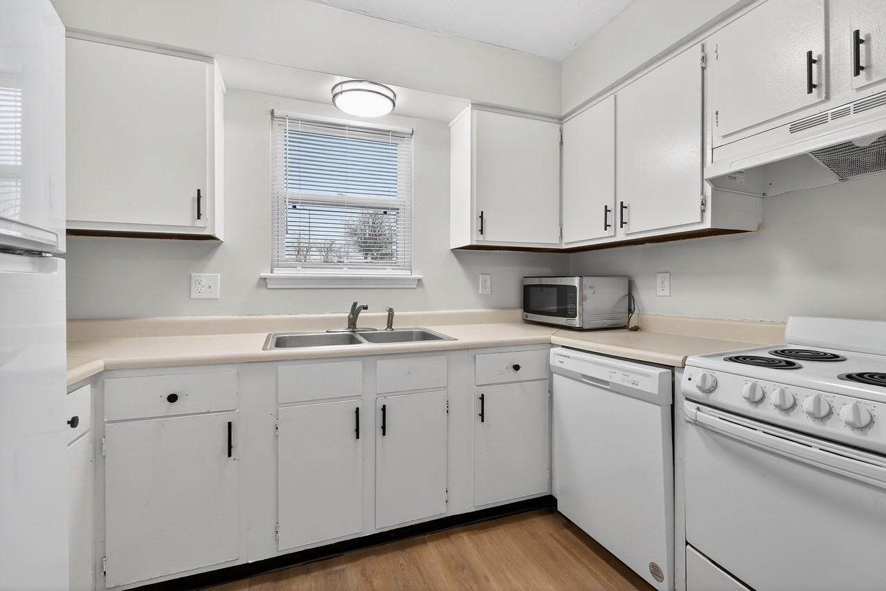 1350 Dix Dr Apt B #NA - Photo 5 of 21