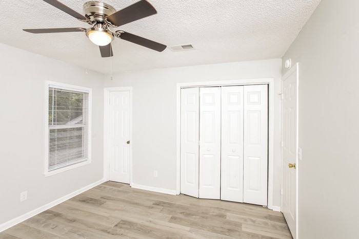 524 Parlock Rd - Photo 6 of 10