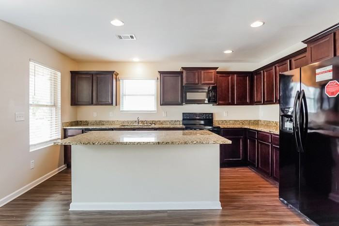 16405 Waterbury Ln - Photo 5 of 11