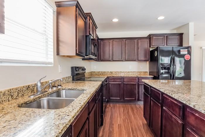 16405 Waterbury Ln - Photo 6 of 11