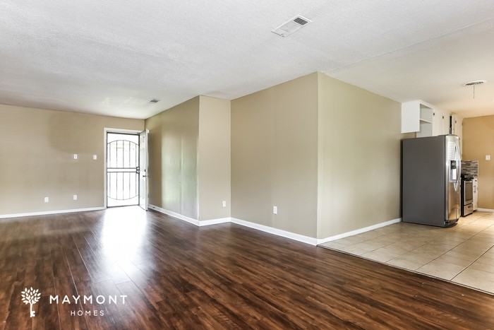 319 Oak Ln - Photo 3 of 11