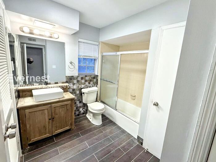 2201 Montreat Cir #D - Photo 7 of 18