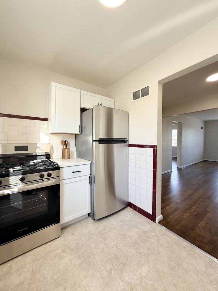 7219 Hampton Ave #2N - Photo 4 of 12