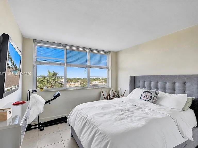 5005 Collins Ave #608 - Photo 7 of 35