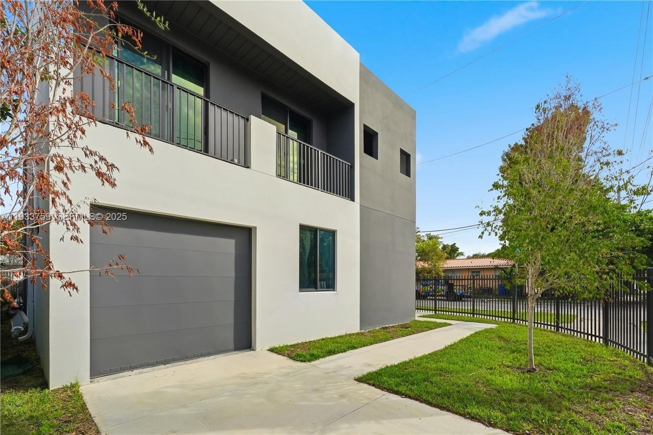 1393 Nw 31st Ave - Photo 3 of 20