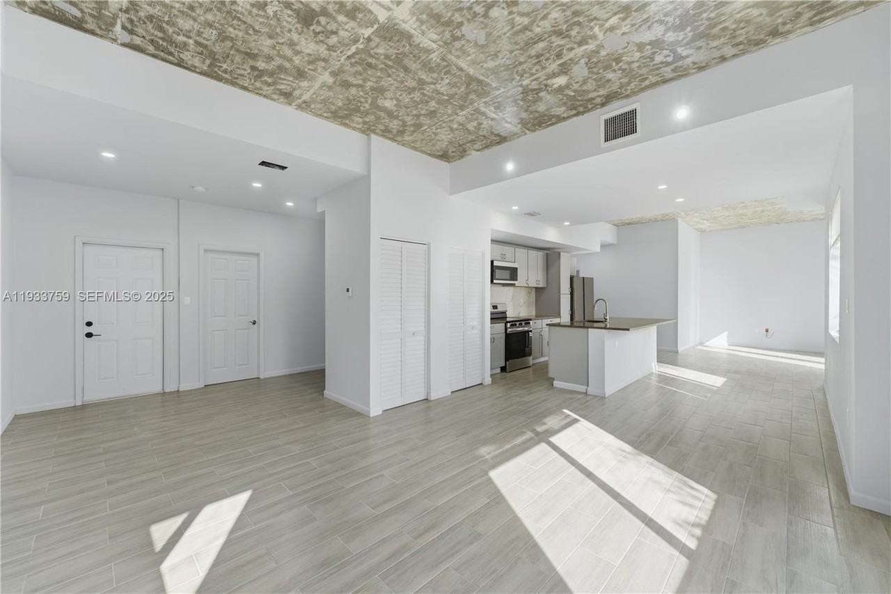 1393 Nw 31st Ave - Photo 6 of 20