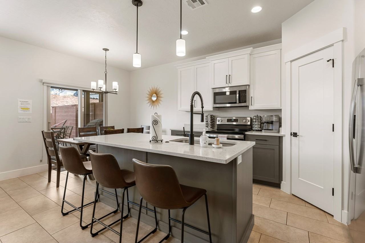 1327 E Vista Roja Pl - Photo 2 of 40