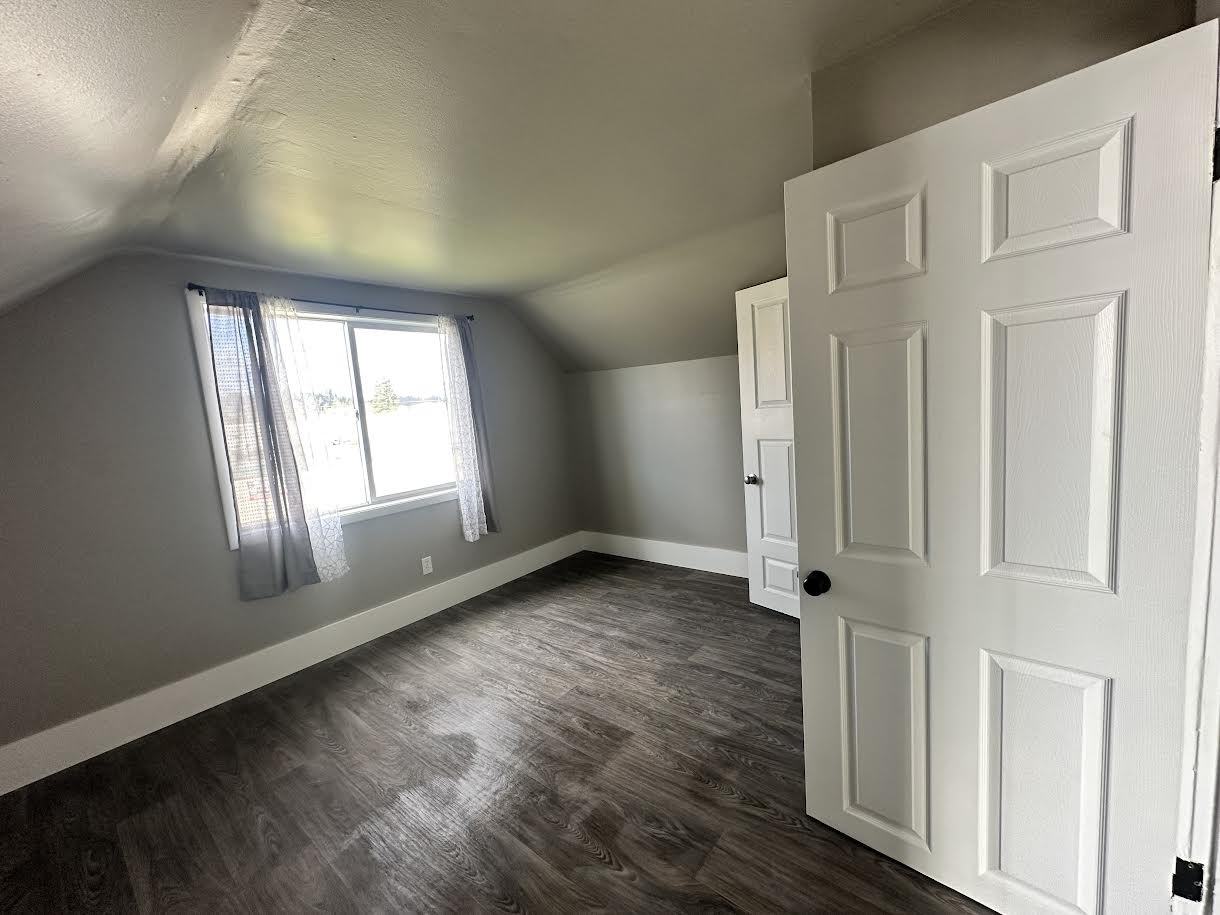 909 E 2nd St #1-2 - Photo 4 of 9