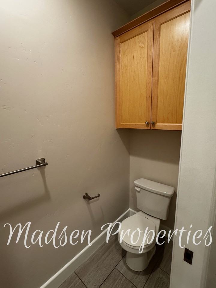 2127 Hewitt Ave #1 - Photo 6 of 26