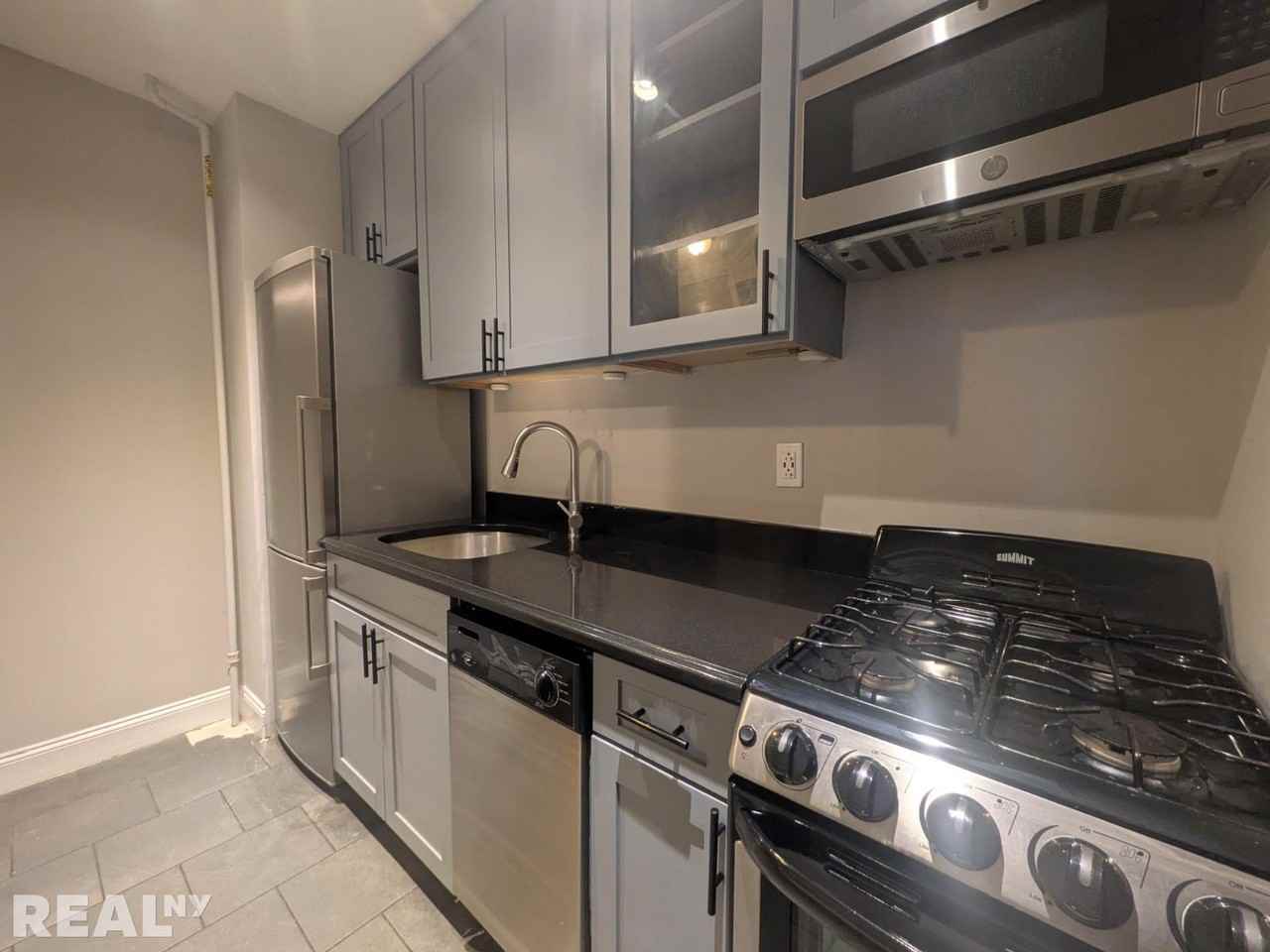 E 100th St #2D - Photo 2 of 7