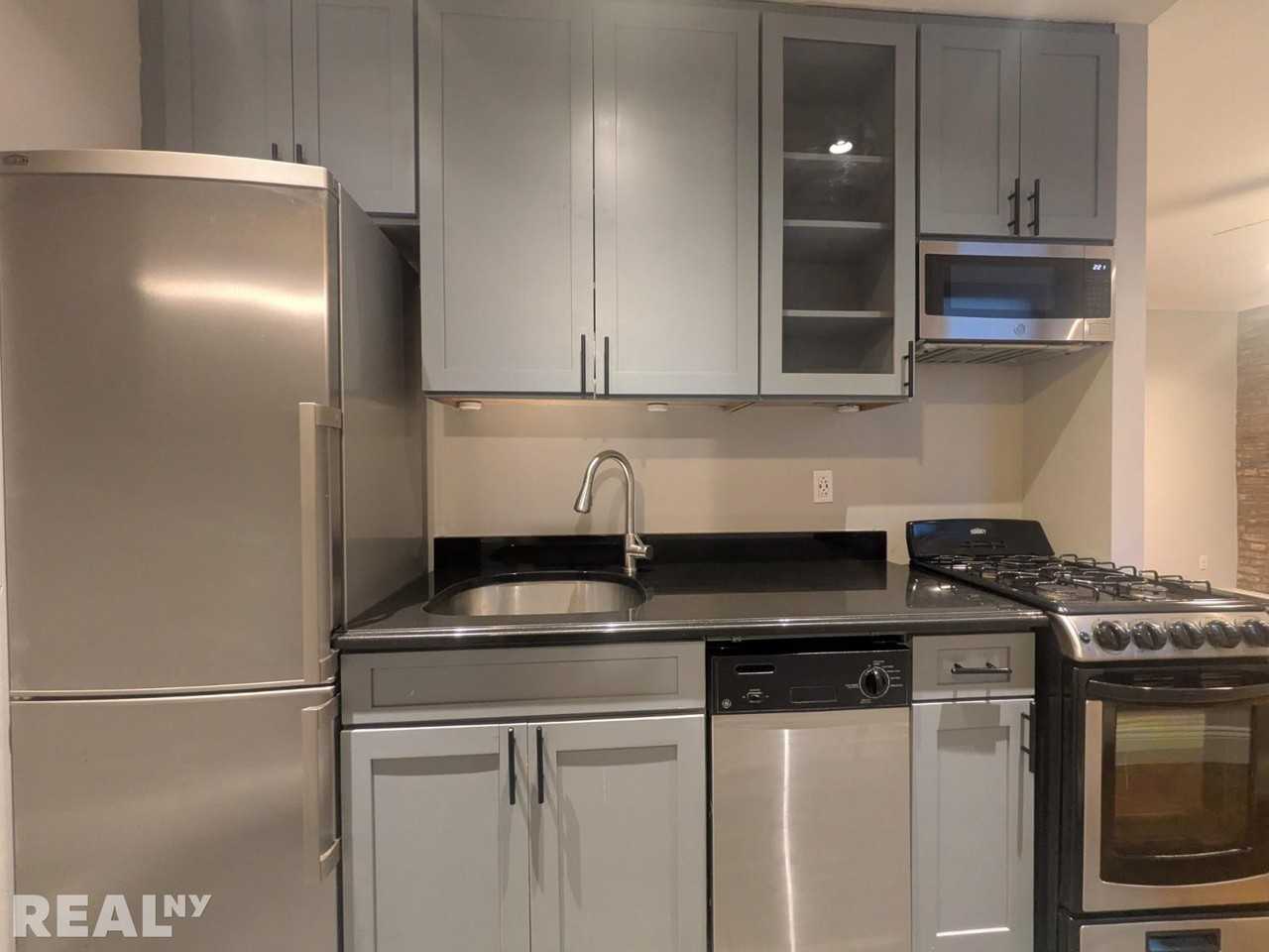 E 100th St #2D - Photo 3 of 7