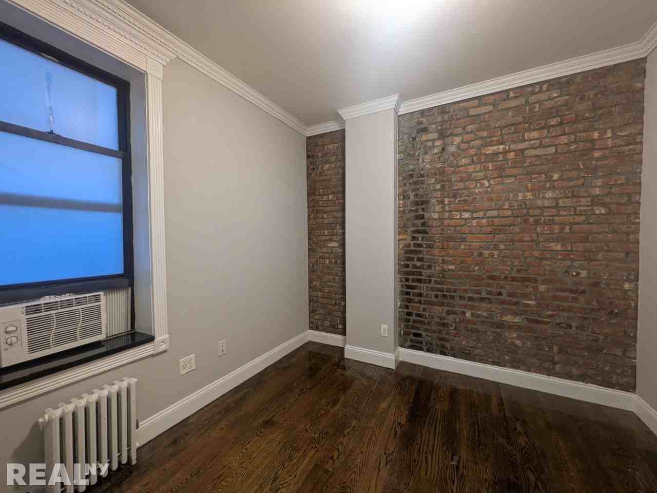 E 100th St #2D - Photo 4 of 7