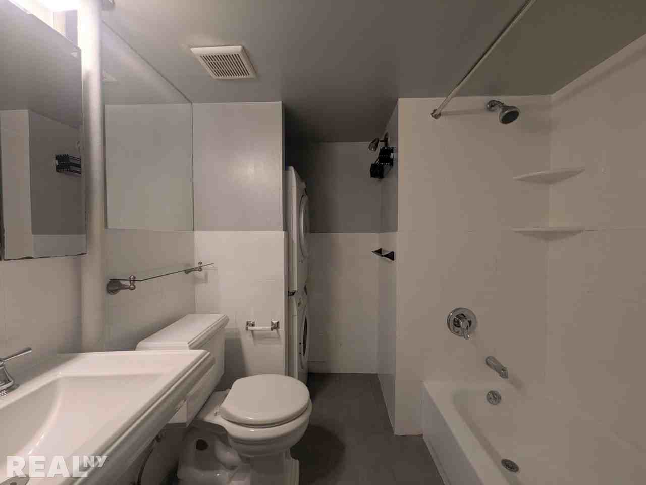 E 100th St #2D - Photo 6 of 7