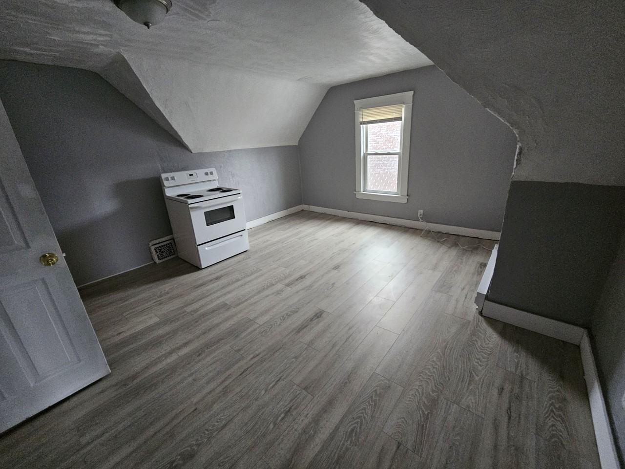 10602 Earle Ave #3 - Photo 5 of 11