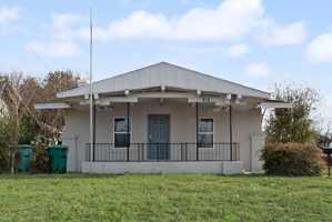 featured image of 815 N Travis St #1