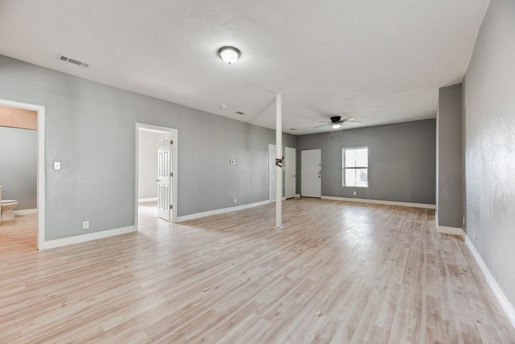 815 N Travis St #1 - Photo 3 of 18