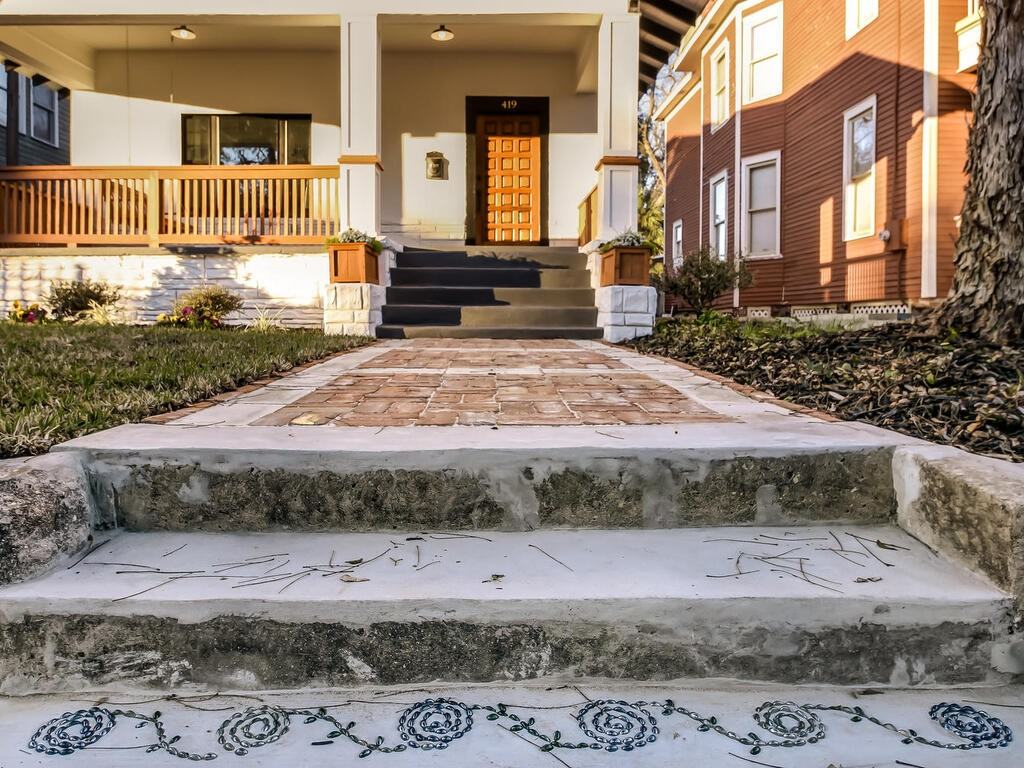 419 E 3rd St #419 - Photo 4 of 46